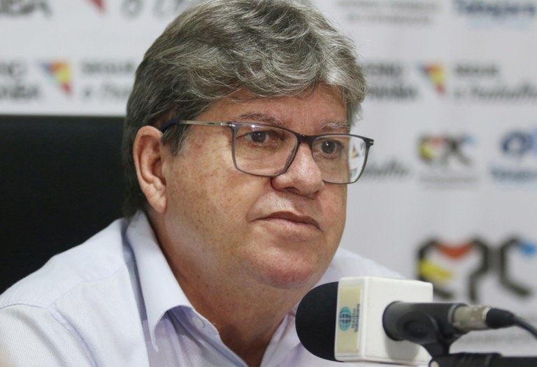 João Azevêdo justifica viagem de férias em plena pré-campanha