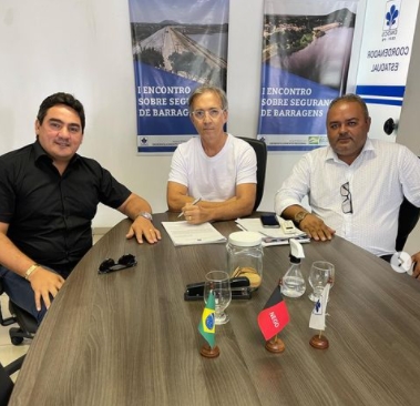 Lucas Braga assina acordo com DNOCS para não desapropriação de casas em terrenos federais (Foto: Reprodução/Instagram)