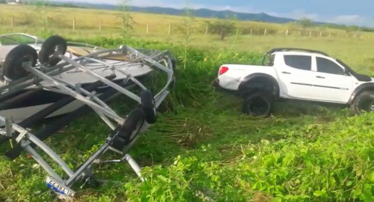 No sinistro de trânsito ocorreu apenas danos materiais em uma lancha que vinha sendo rebocada (Foto: Reprodução Redes Sociais)