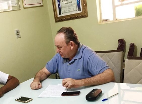 Prefeito Zé de Pedrinho consegue ônibus escolar. (Foto: Reprodução).