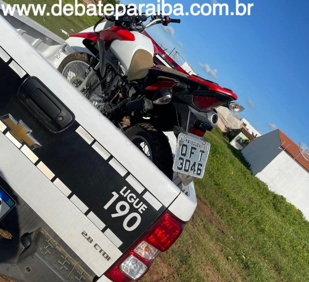 A moto foi rebocada à delegacia de Polícia Civil e após serem realizados os procedimentos cabíveis, foi devolvida a verdadeira proprietária (Foto: Reprodução)