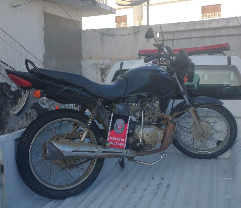 A moto foi rebocada à delegacia de Polícia Civil e após os procedimentos administrativos foi entregue ao proprietário legítimo (Foto: Reprodução)