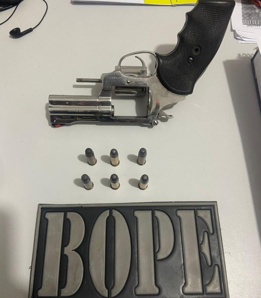 Diante do flagrante, o homem recebeu voz de prisão pelo crime de porte ilegal de arma de fogo e foi conduzido à delegacia de Polícia Civil juntamente com a arma apreendida (Foto: Reprodução)