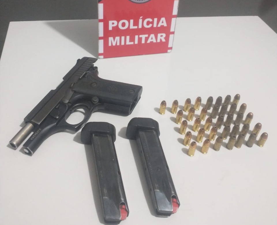 O indivíduo recebeu voz de prisão e foi levado à delegacia de Polícia Civil com a arma apreendida, para serem adotadas as medidas que determinam a Lei (Foto: Reprodução)