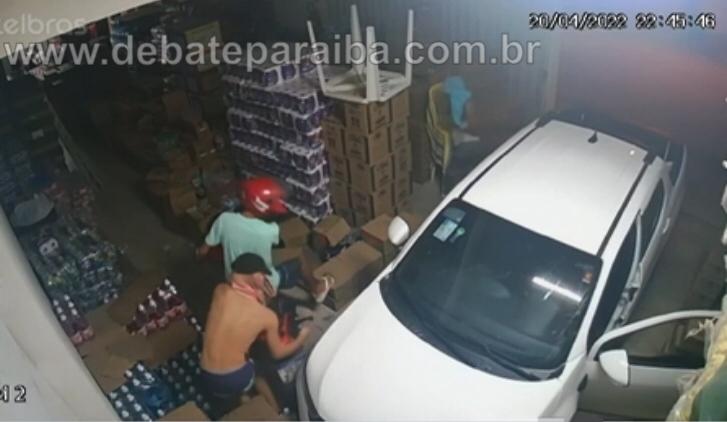 A Polícia Militar foi acionada a realizou diligências por toda a cidade, porém não obteve êxito nas prisões dos assaltantes e na localização da motocicleta (Foto: Reprodução)