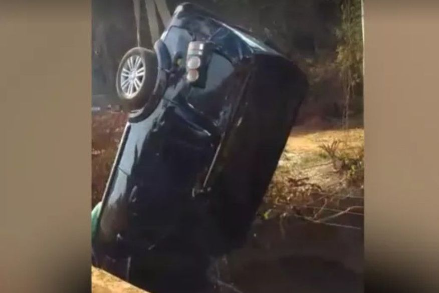Um guincho foi usado para tirar o carro do rio. (Foto: Reprodução).