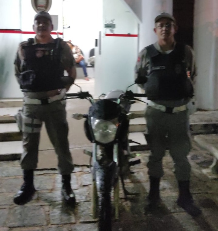 O homem e a motocicleta recuperada foram conduzidos à delegacia de Polícia Civil para serem realizados os procedimentos necessários (Foto: Reprodução)