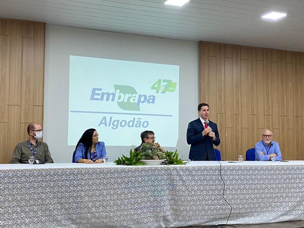 Em solenidade de aniversário da Embrapa Algodão, diretores agradecem a Veneziano atuação em favor da unidade