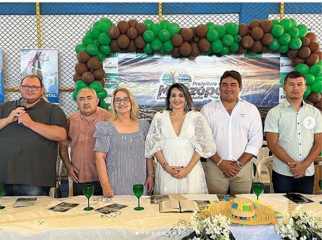 O Prefeito Lucas Braga juntamente com as autoridades presentes visitaram os estandes, desfrutando de conhecimentos sobre a história de Marizópolis. (Foto: Reprodução).