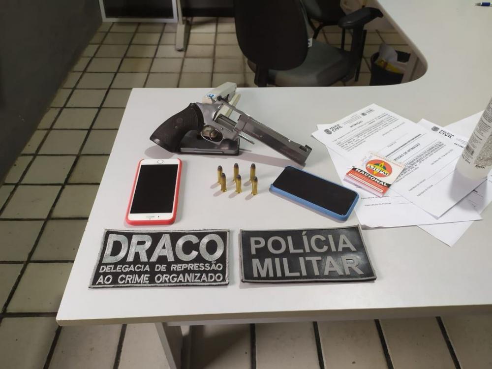 Diante do flagrante, o homem foi conduzido à delegacia de Polícia Civil e apresentado ao delegado de plantão para serem realizados os procedimentos cabíveis (Foto: Reprodução)