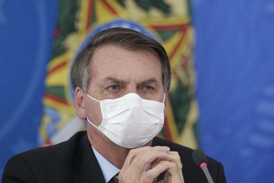 O presidente vetou, ainda, o trecho que obrigava o poder público a fornecer máscaras à população vulnerável economicamente. (Foto: Reprodução).