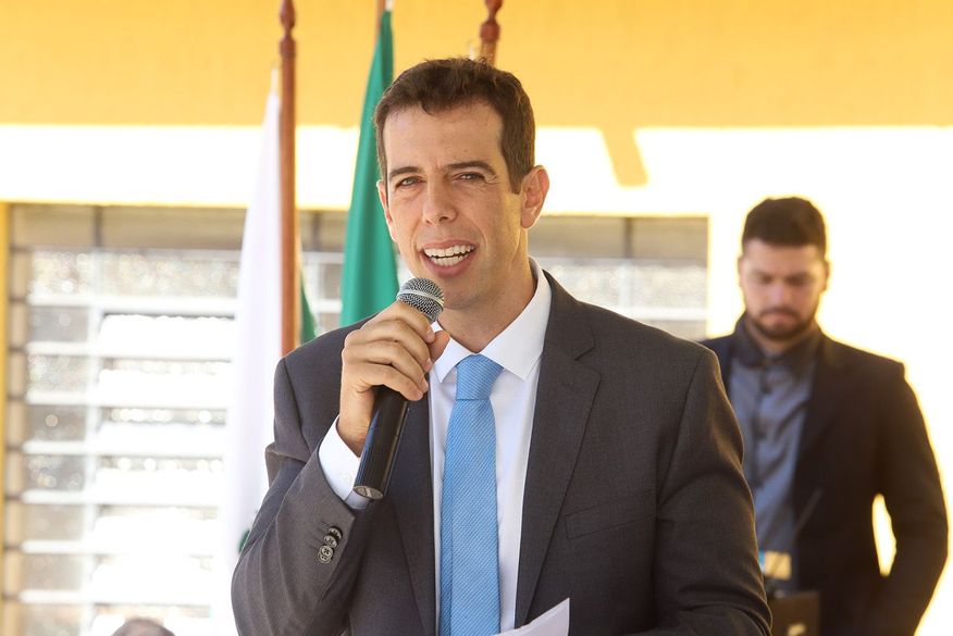O currículo de Feder, de acordo com informações que constam da página da Secretaria de Educação e Esportes do Paraná, possui graduação e mestrado em instituições de ensino de São Paulo. (Foto: Reprodução).