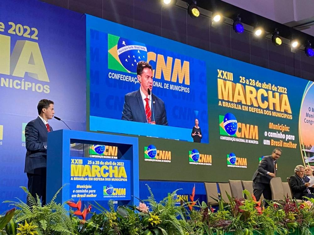 Veneziano participa de evento e ressalta a importância da figura do prefeito no desenvolvimento do Brasil