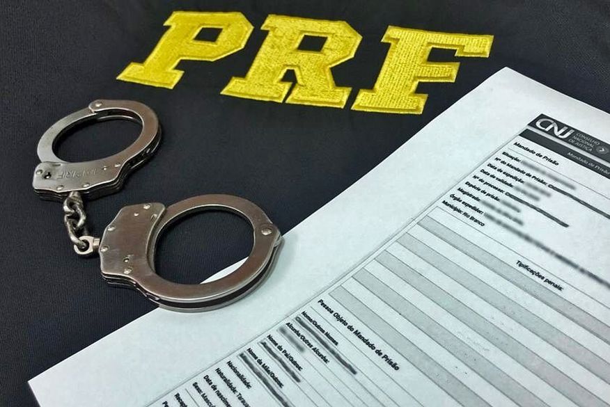 Foragido foi preso após abordagem da PRF (Foto: PRF PB).