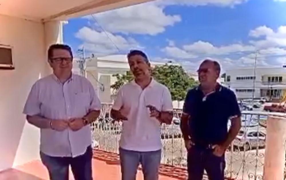 Leonardo anuncia emenda parlamentar para construção de campo de futebol. (Foto: Reprodução).