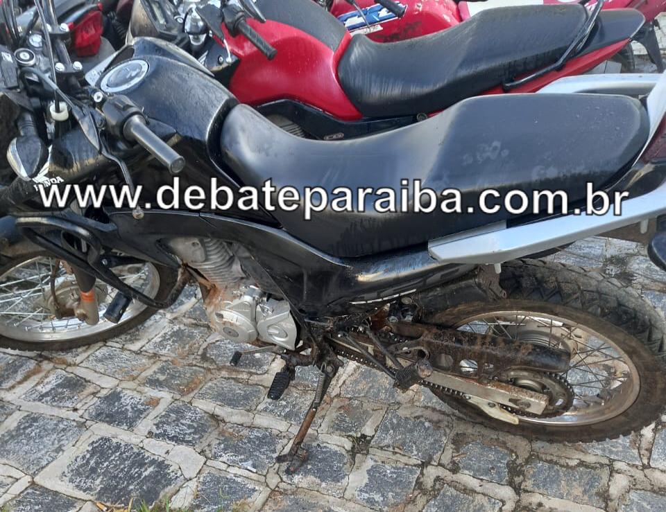 A motoneta foi rebocada à delegacia de Polícia Civil e após serem realizados os procedimentos cabíveis, foi devolvida ao proprietário legítimo (Foto: Reprodução)