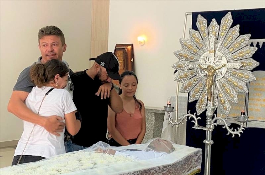Radialista foi velado no cemitério Jardim da Paz, em Sousa (Foto: RepórterPB)