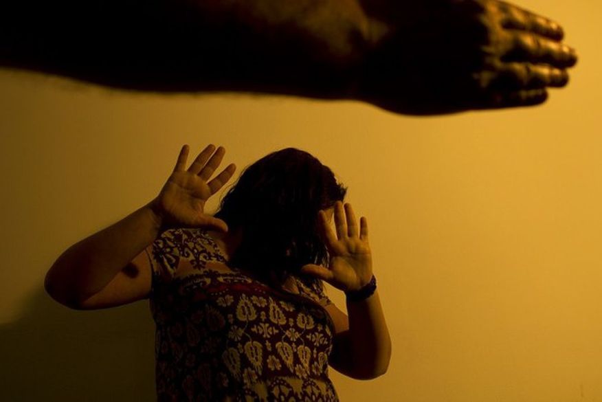 O texto amplia as medidas já existentes e possibilita que o atendimento das mulheres vítimas de violência doméstica possa ser realizado por meio eletrônico ou telefônico. (Foto: Reprodução).