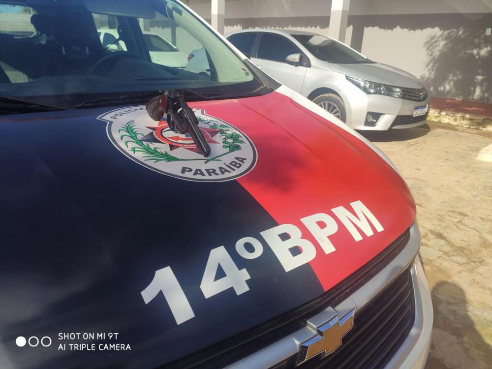 A arma apreendida e a vítima foram levadas à delegacia de Polícia Civil, para serem realizados os procedimentos necessários ao caso pela autoridade policial judiciária (Foto: Reprodução)