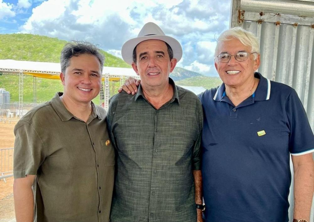 Efraim Filho recebe apoio do prefeito de Itatuba (Foto: Divulgação)