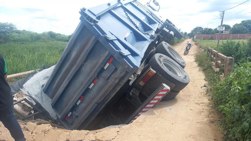 No incidente nenhuma pessoa ficou ferida, gerando apenas danos materiais para o dono do veículo e a população que está com a estrada intransitável (Foto: Reprodução Redes Sociais)