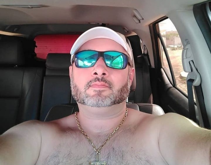 Após serem realizados os procedimentos necessários, o corpo da vítima foi removido ao IML de Cajazeiras para ser feita a necropsia (Foto: Reprodução Redes Sociais)