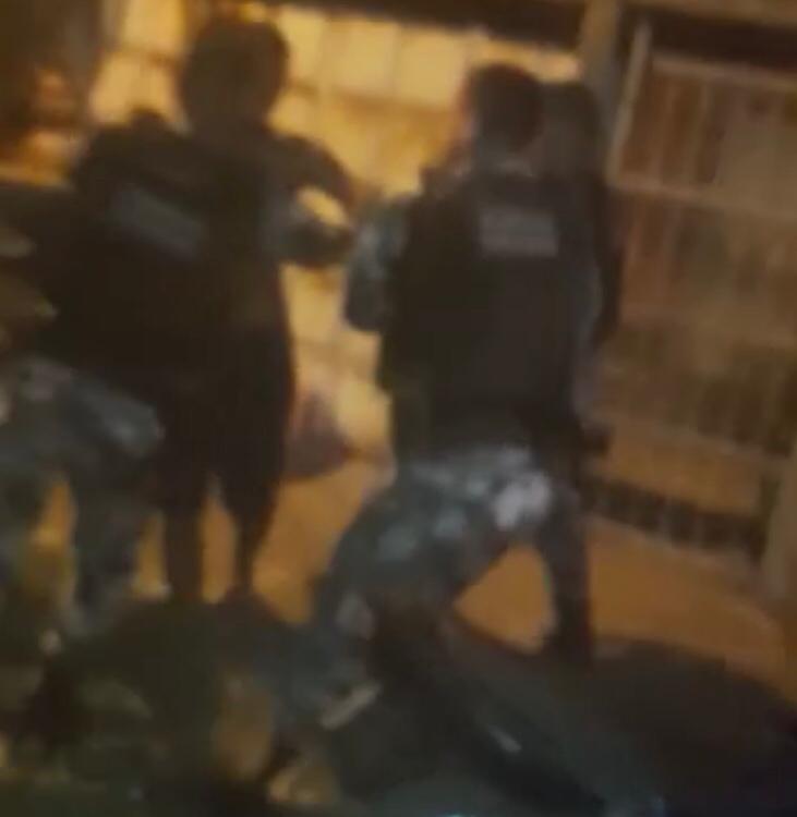 No local da abordagem, moradores tentaram intervir na ação policial, sendo necessário o apoio de outras guarnições para conter o tumulto (Foto: Reprodução)