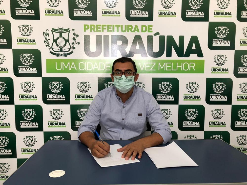 Prefeito Segundo Santiago anuncia investimentos na iluminação publica. (Foto: Reprodução).