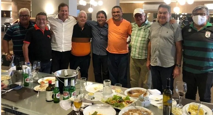 Prefeito e deputado participam de farra com aglomeração. (Foto: Reprodução).