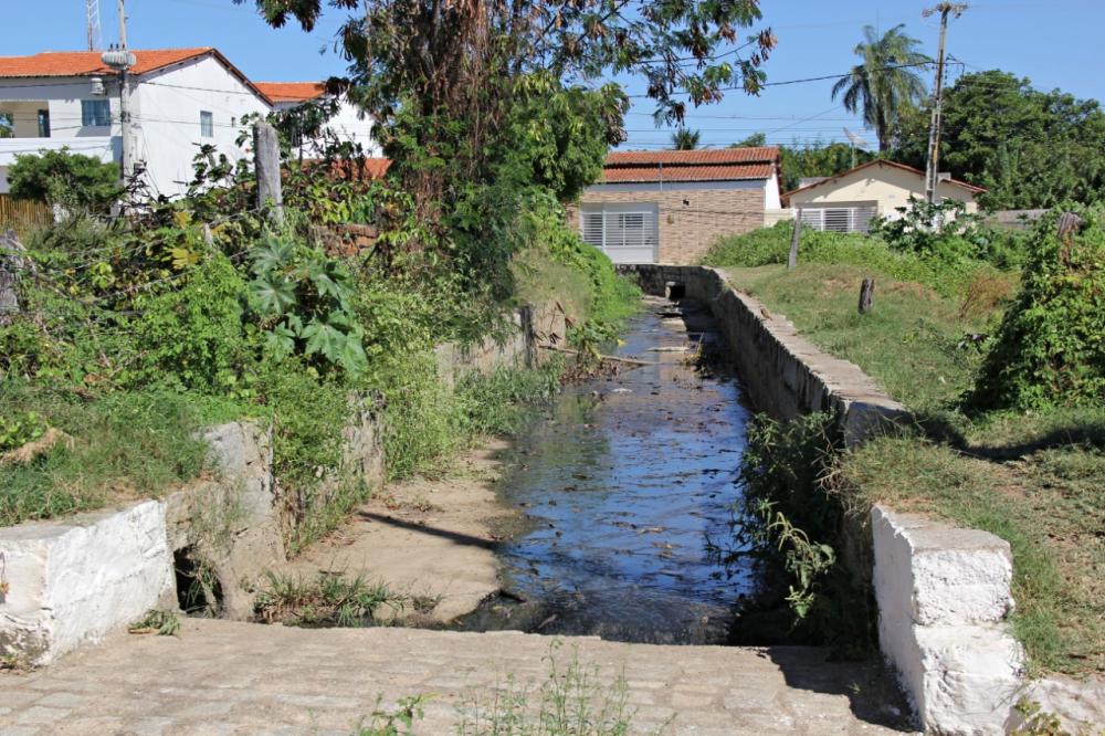Valdemir Oliveira anuncia licitação para cobertura de fundo de canal em Aparecida. (Foto: Reprodução).
