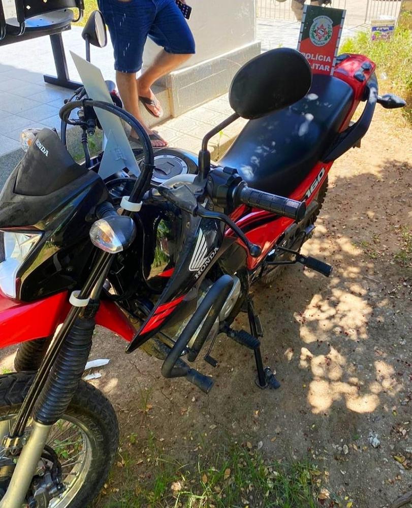 PM captura foragido da justiça em Pombal e recupera veículo roubado. (Foto: Reprodução).