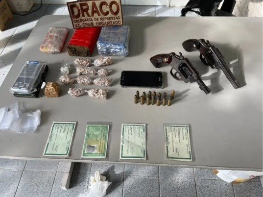 Duas armas de fogo, quantidades de maconha, crack, munições e balanças de precisão foram apreendidas pelos policiais civis (Foto: Reprodução)