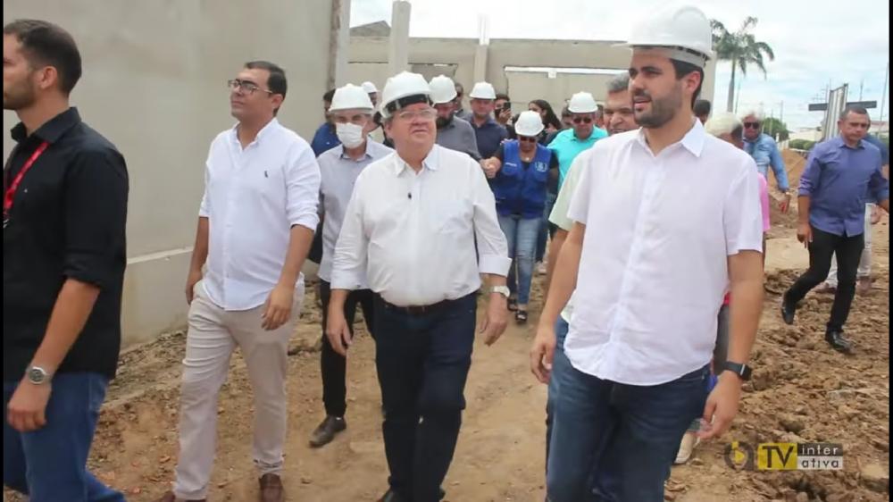 João Azevêdo ao lado dos Santiagos, em Uiraúna (Foto: Reprodução/TV Interativa)