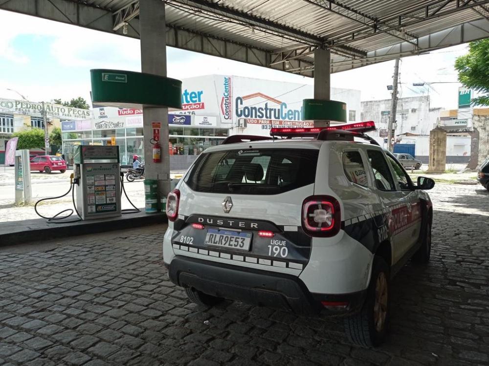 Os assaltantes abandonaram a arma durante a fuga e conseguiram escapar (Foto: Reprodução)