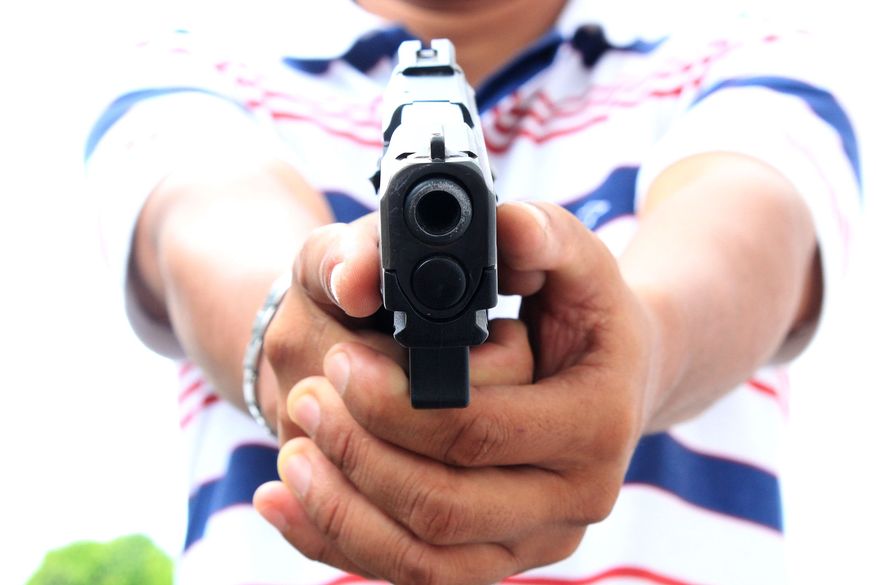 Mesmo ferido, o policial atirou contra os suspeitos iniciando assim uma troca de tiros. (Foto: Walla Santos).