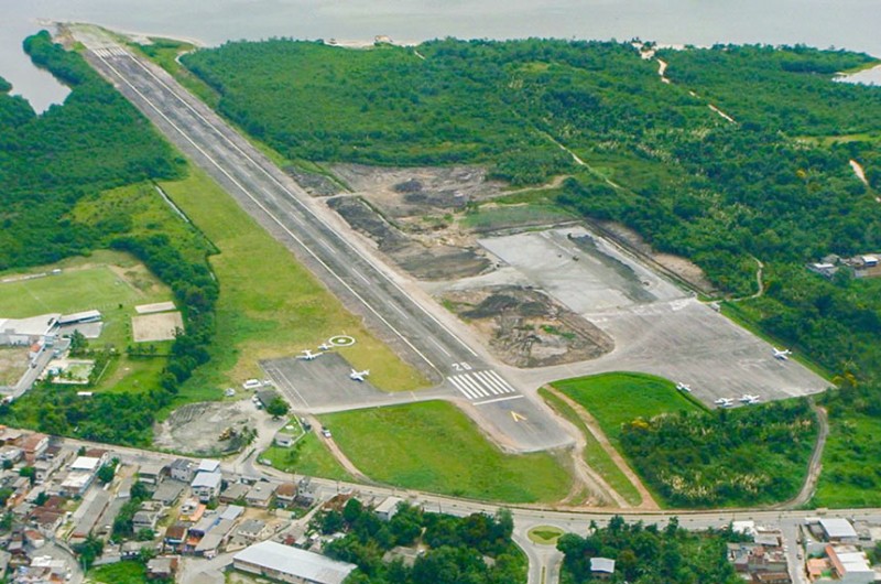 O aeroporto de Angra dos Reis fica no bairro Japuíba, a cinco quilômetros do centro da cidade - Aeroporto de Angra