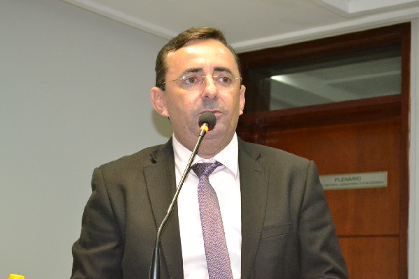 Radamés Estrela é denunciado ao MP por excesso em gastos com combustíveis. (Foto: Reprodução).