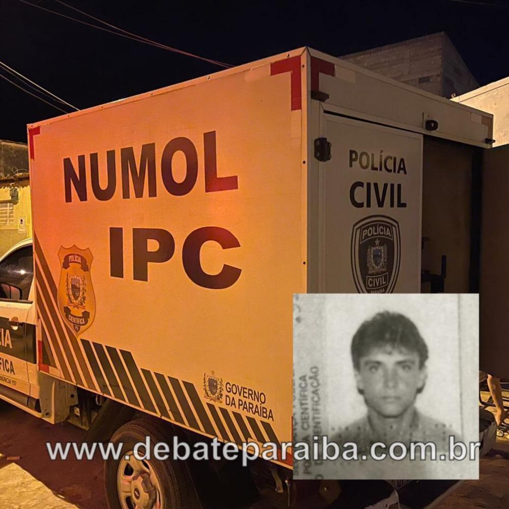 A princípio acredita-se que a causa da morte tenha sido natural. Posteriormente o corpo foi levado ao IML de Cajazeiras, para ser feita a necropsia (Foto: Reprodução João Alencar)