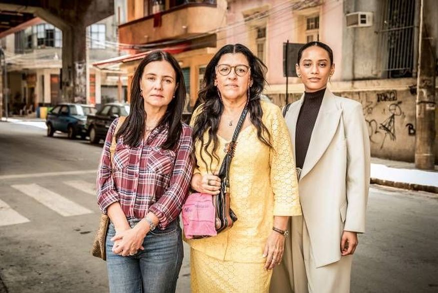 Adriana Esteves, Regina Casé e Taís Araújo, protagonistas de Amor de Mãe: incertezas sobre como será a retomada de gravações (Foto: João Cotta/TV Globo).