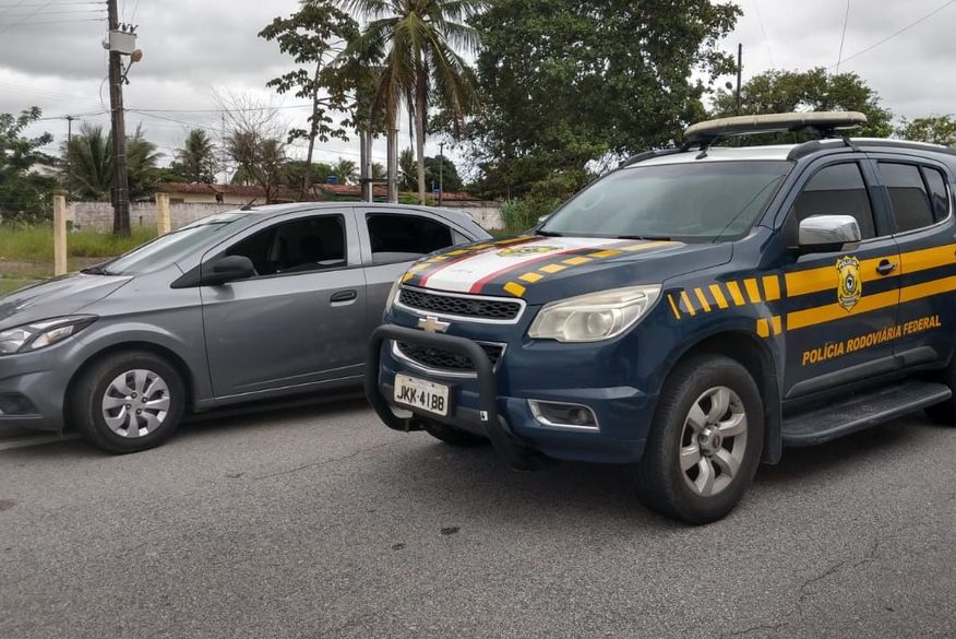 Os policiais abordaram o automóvel Chevrolet Onix próximo à unidade operacional da PRF, na BR 101, km 38. (Foto: Divulgação/PRF).