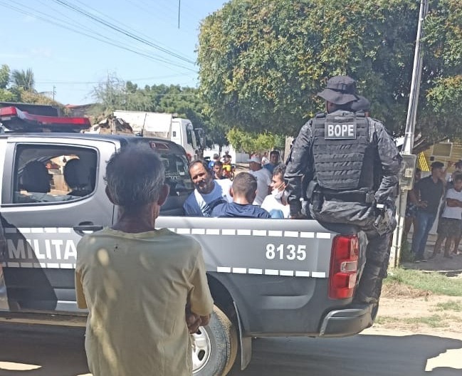 Vídeo: Ação da Polícia Militar apreende armas de fogo em posse de familiares de líder de organização criminosa, durante sepultamento em São Bento