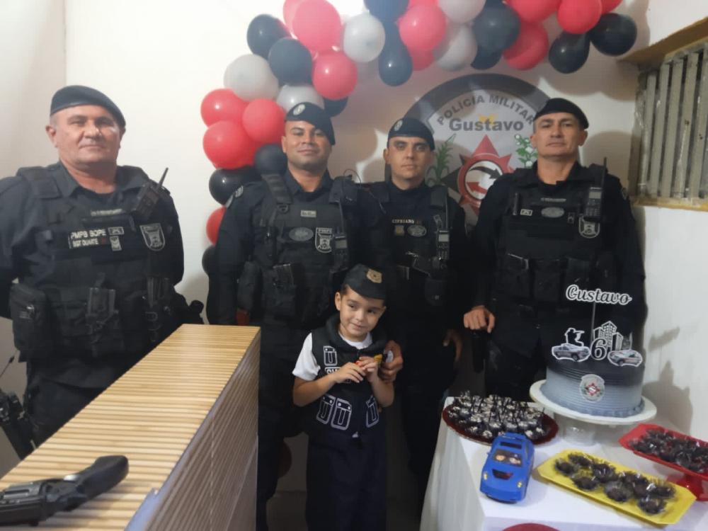 O garoto ficou contente com a visita e confirmou o seu sonho em ser um futuro policial do BOPE (Foto: Reprodução)