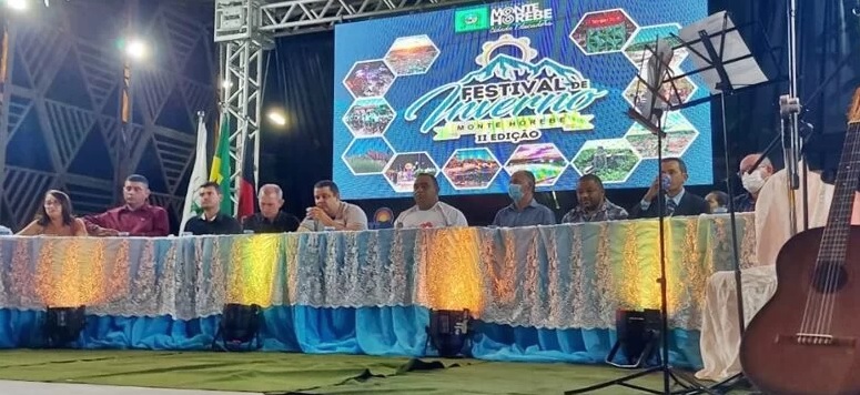 A abertura do evento contou apresentação de grupos artísticos locais e uma sessão especial da Câmara Municipal em praça pública. (Foto: Reprodução).