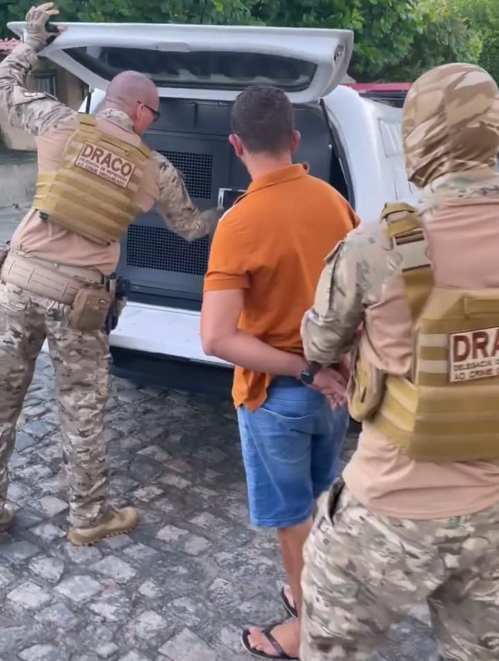 Posteriormente, os acusados e o material foram levados à Central de Polícia Civil de Cajazeiras, para serem realizados os procedimentos que determina a Lei (Foto: Reprodução)