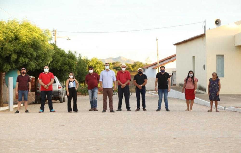 Segundo Santiago entrega mais de 2 mil metros de pavimentação no Distrito de Vazante. (Foto: Reprodução).