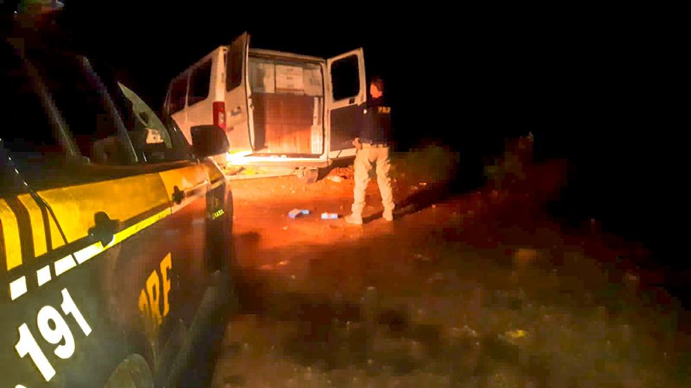 Foram encontrados 45.500 maços de cigarros dentro do veículo. Um homem foi detido durante a ocorrência (Foto: Divulgação PRF)