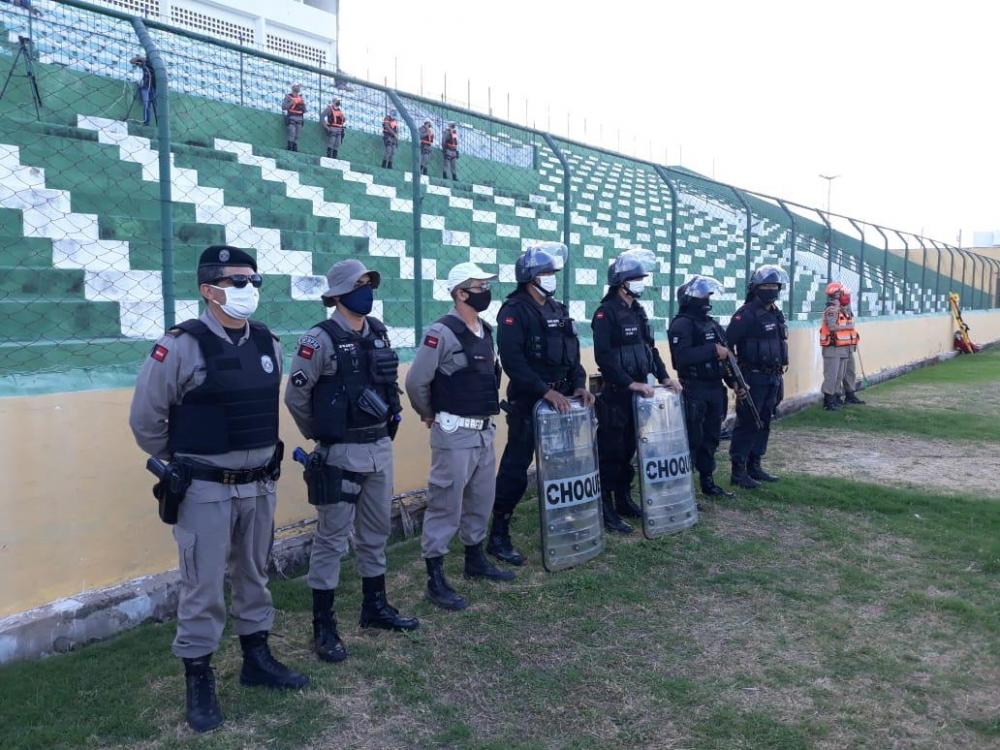 Um forte esquema de segurança foi planejado e montado com o objetivo de garantir a proteção de torcedores, árbitros e todos os que prestigiaram a partida. (Foto: Reprodução).
