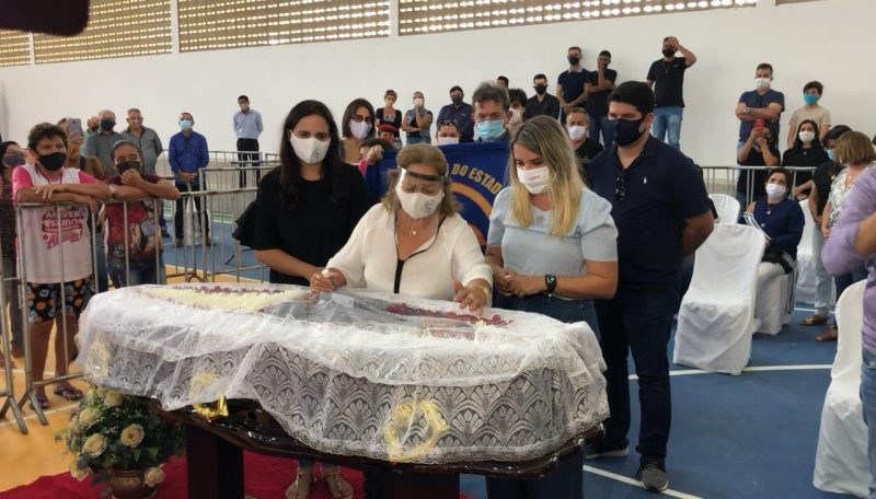 A mãe de Genival estava bastante emocionada e se manteve ao lado do caixão do filho. (Foto: Reprodução).