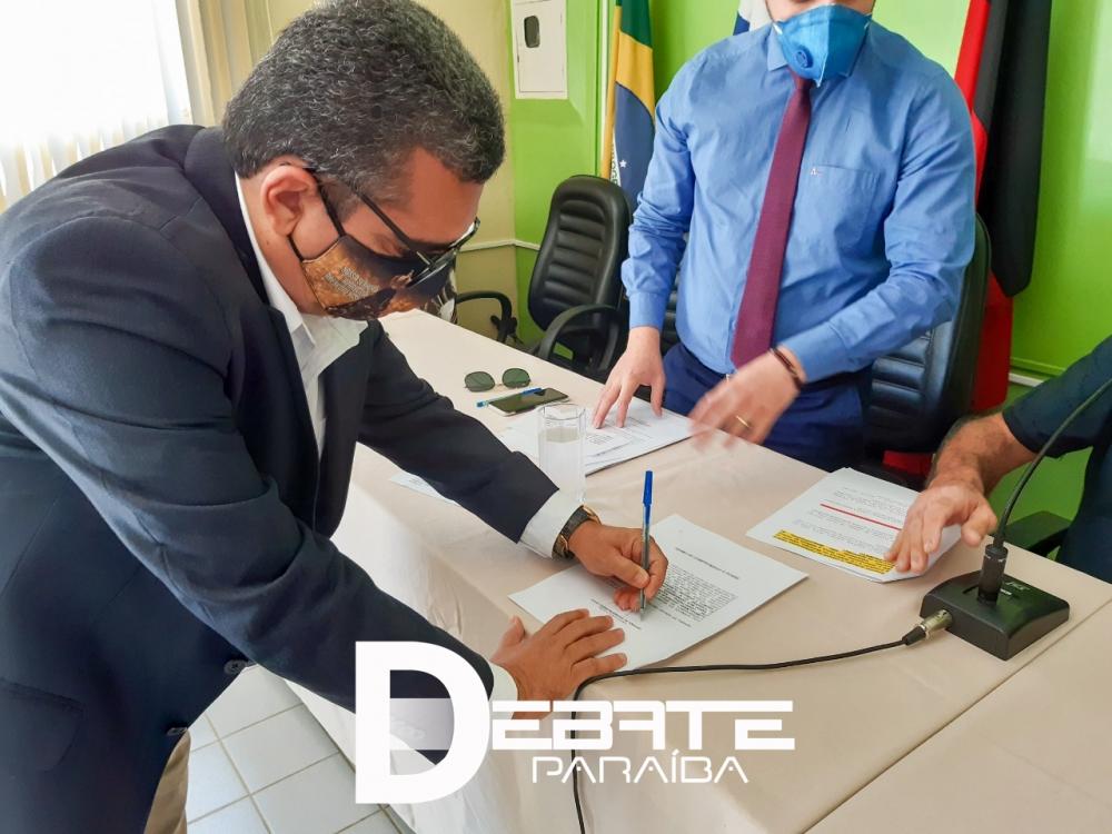 Júlio César ressume prefeitura de Aparecida durante sessão na Câmara Municipal. 