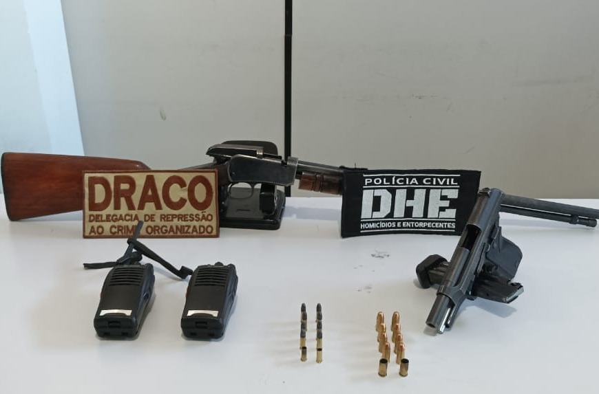 No local em que ele se encontrava, os policiais apreenderam um rifle, uma pistola, munições e rádios comunicadores (Foto: Reprodução)